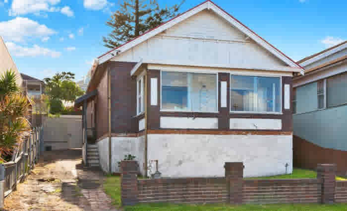 Cricketer Moises Henriques upgrades in Clovelly