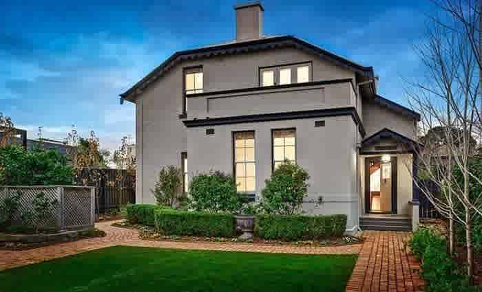 Widford Mews, Hawthorn East sells at auction to Sydney departee