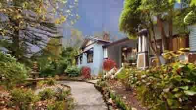 Kubba Roonga, the Don's Blue Mountains honeymoon retreat, remains listed
