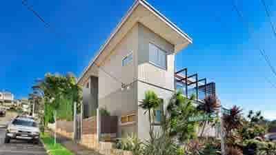 Singer Guy Sebastian seeks to cut and run from Clovelly for level lawn