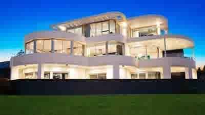 After nine months, gameshow host Larry Emdur finally secures his desired Dover Heights price, but keeps it secret 
