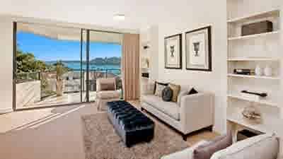 Former prime minister Gough Whitlam lists his Darling Point, Sydney, apartment
