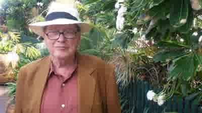 Lord Alistair McAlpine returns to Broome and urges tourism development stay below the palm tree line