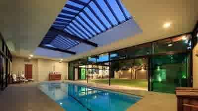 Paradise Waters auction could put wind in luxury market sales