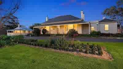 Blaxland's well-weathered Hermitage still gets Blue Mountain views