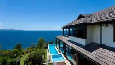 Mrs Morris stops Palm Beach clifftop sale of ex-GP Noble boss Tony Morris’ former Australian home