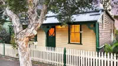 Dumped yellow Wiggle Sam Moran upgrades in Sydney, with not much wiggle room: Title Tattle