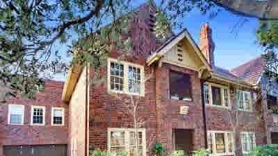 St Kilda West auction tipping property sells at $80,000 above reserve, but top-end Sydney market patchy
