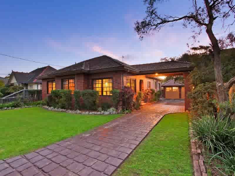16 registered bidders compete in Strathfield auction battle