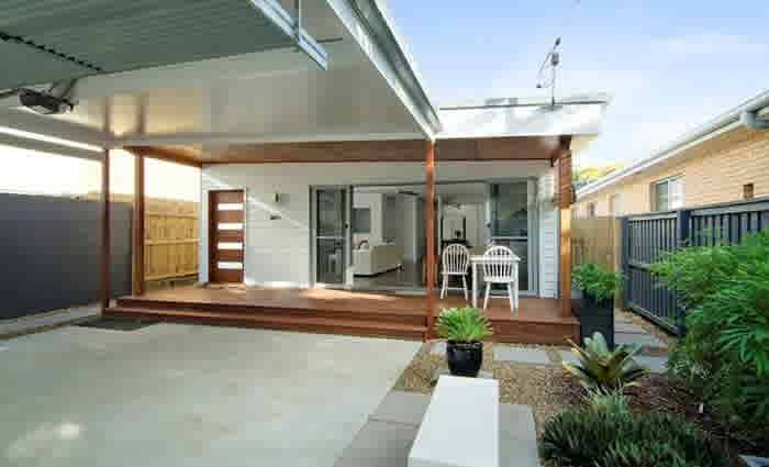 Singer Adam Brand lists Gold Coast beach shack
