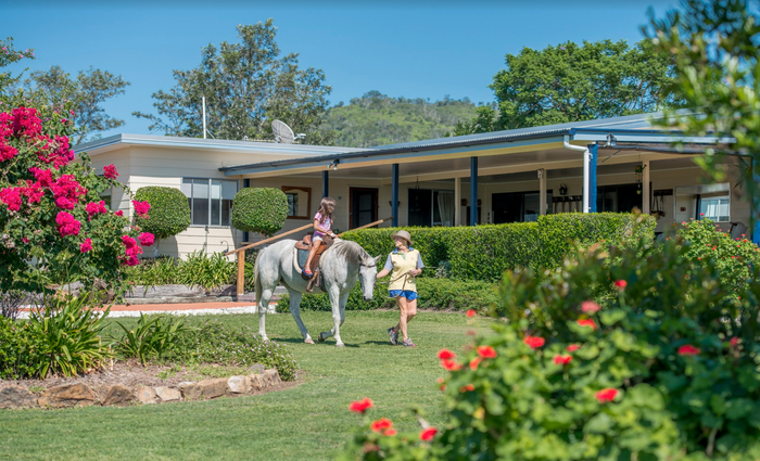 Queensland lakefront property listed for the first time in 40 years 