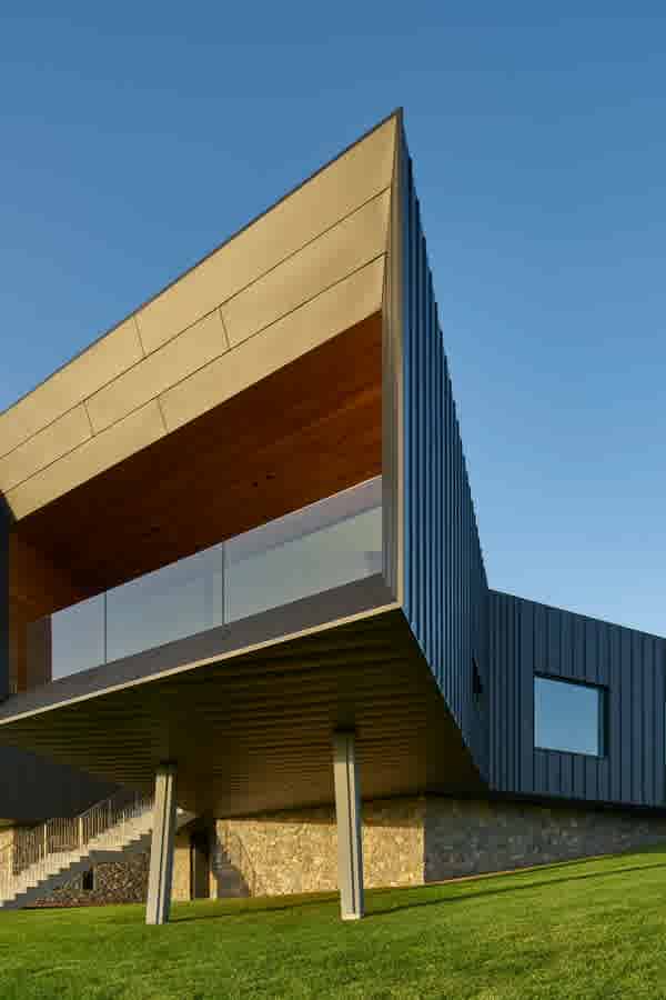 Gravity-defying house wins Australian housing award