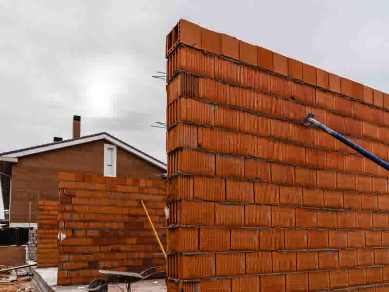 Volume or Custom: Choosing the Right Builders