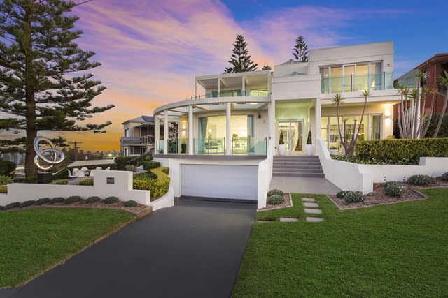 Neville Burrows lists Vue Magnifique in Kiama