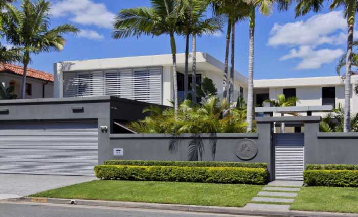 Gold Coast Titans director Darryl Kelly buys on Admiralty Drive