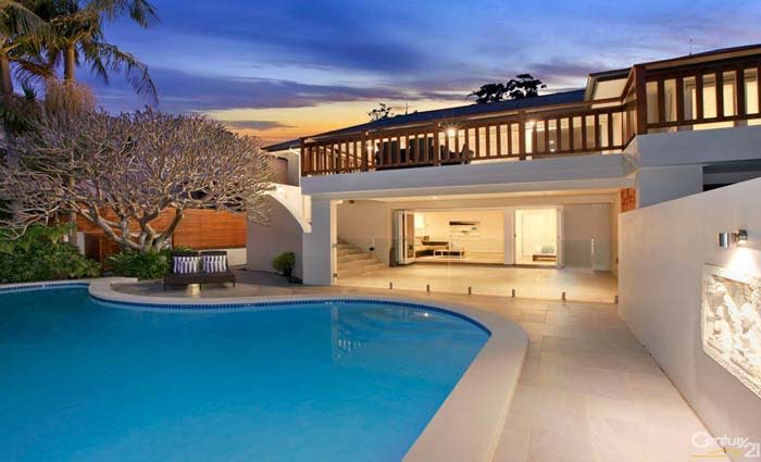 Megan Gale's Palm Beach exit