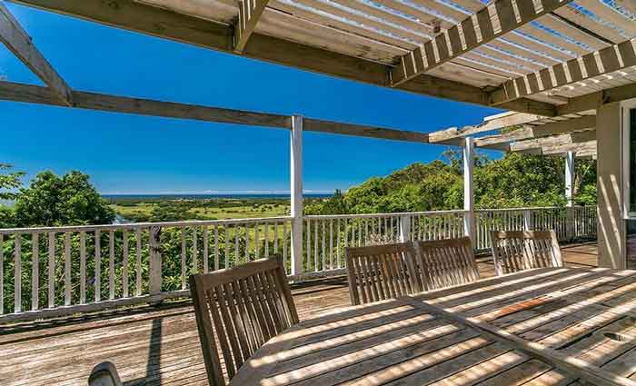Comedian Jimeoin lists Byron Bay hinterland retreat