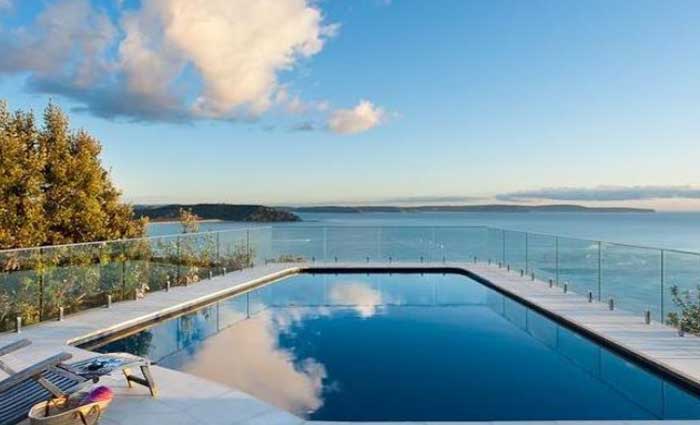 Former Trade Minister Andrew Robb sells at Palm Beach