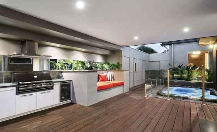 Cricketer Peter Siddle sells in Ormond 