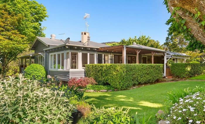 Film directors George Miller and Margaret Sixel buy Tim Farriss' Kangaroo Valley retreat