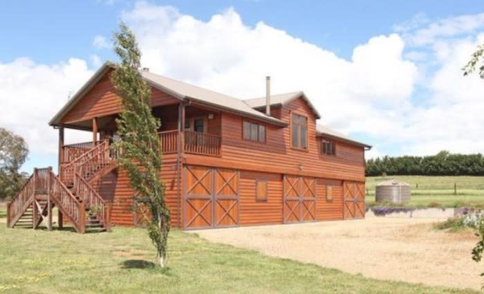 Ravenswood, the former country getaway of Asher Keddie and Vincent Fantauzzo, returns to market