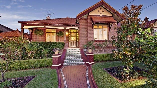 Steady, not silly as Sydney auctioneers secure a 70.7% weekend clearance rate as RBA warns of household property borrowings risk