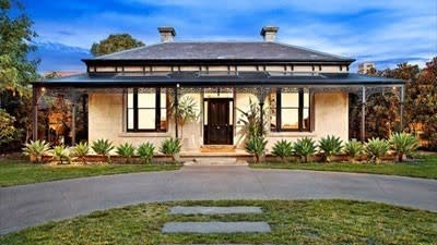 Prahran a Melbourne auction hotspot as buyers trade down from Toorak