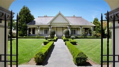 The beautiful rose, 16 St Georges Road, Toorak remains listed