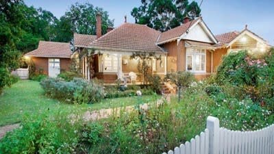 Melbourne auction tipping competition property fetches high price at auction, but Sydney fails to deliver significant competition