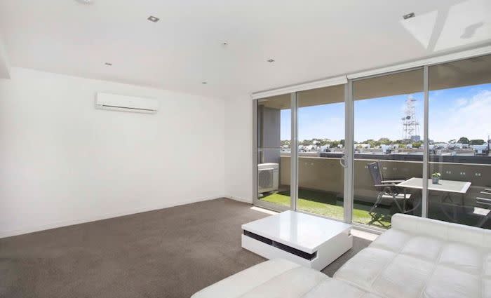 $60,000 loss taken on Melbourne apartment, as weekend auction results improve 