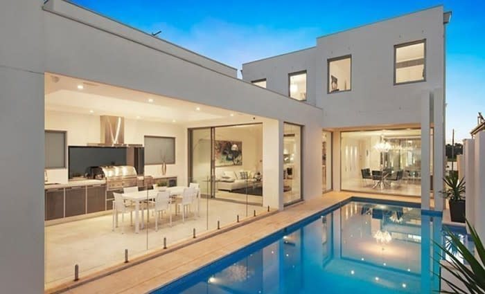 Vaucluse and Paddington passed in so Sans Souci the dearest sold in Sydney