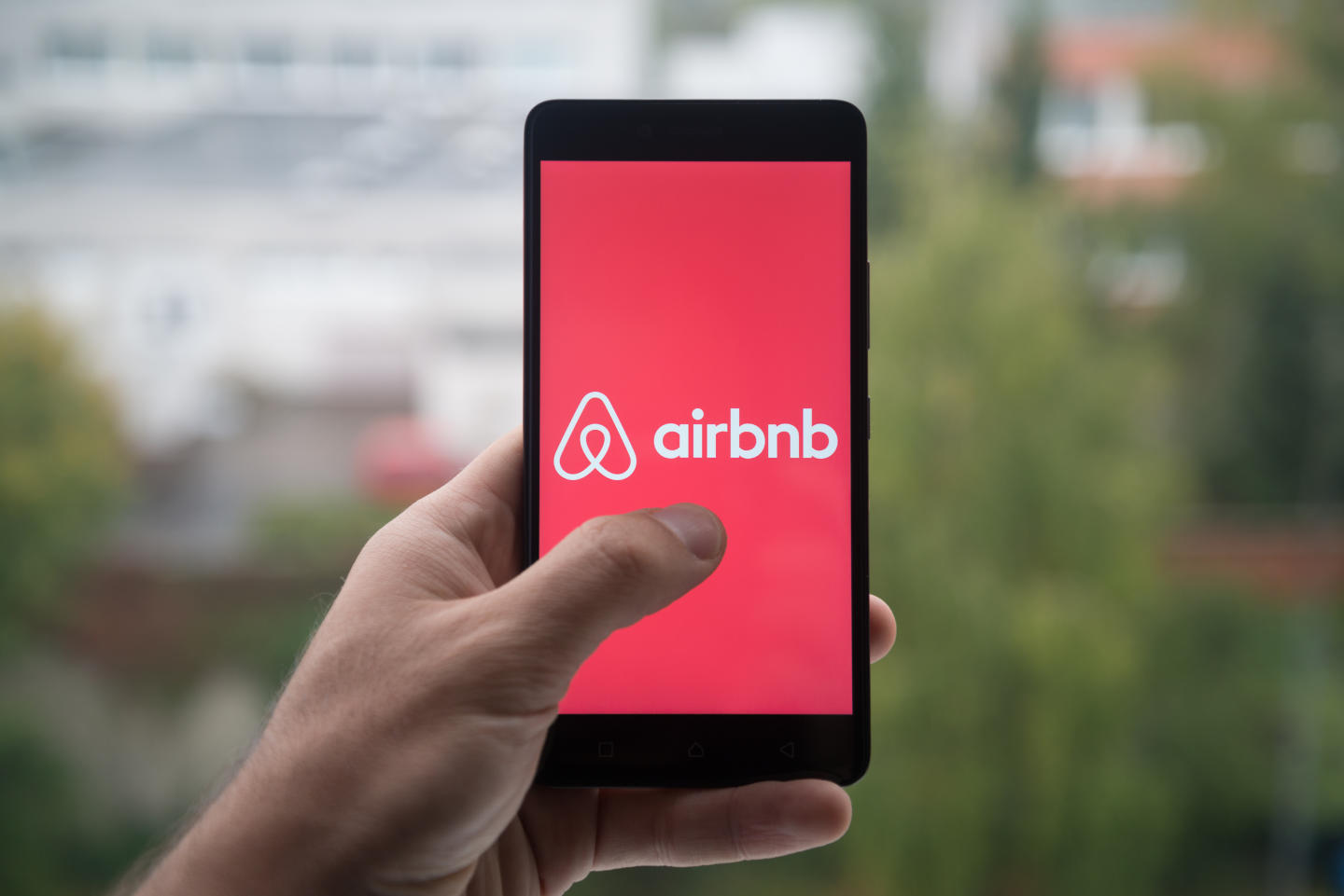 Airbnb plans to help house 100,000 COVID-19 responders