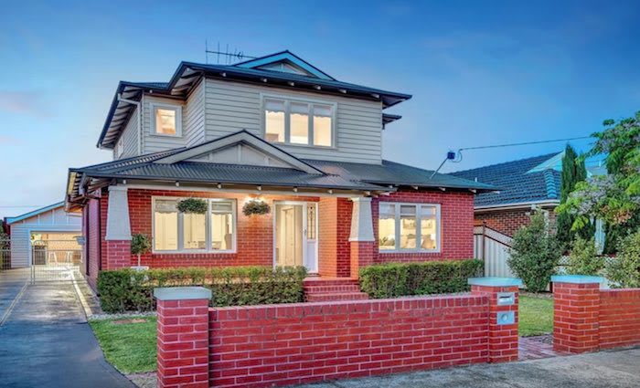 Women's AFL pioneer Debbie Lee lists Pascoe Vale home