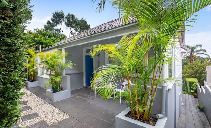 Giants star Josh Kelly and horse trainer David Hayes pull Coogee auctions