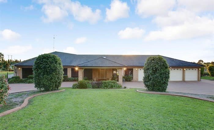 Willie Mason doesn't sell, but June Sydney auctions on record streak