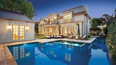 Concert promoter Andrew McManus' auction hits off note