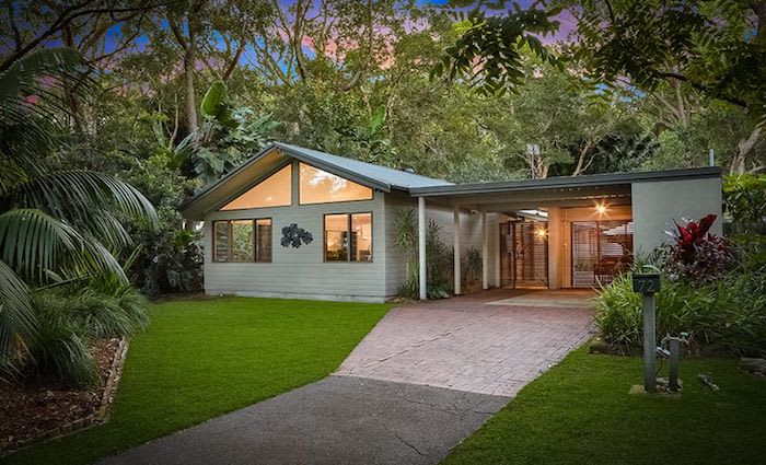 Minister for the Arts Don Harwin buys at Pearl Beach