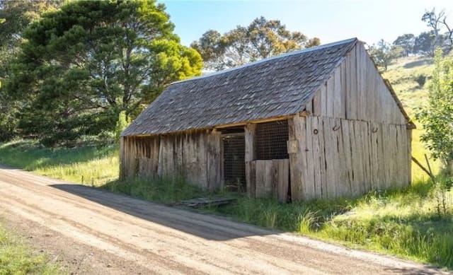 Tea Tree land with 1850 homestead/shed sold for $175,000