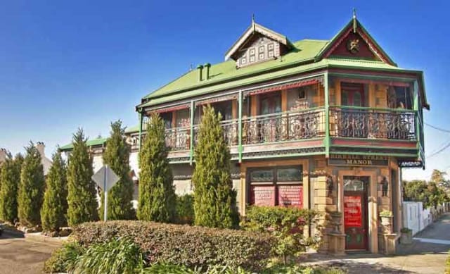 Bondi's Birrell Street Manor sells