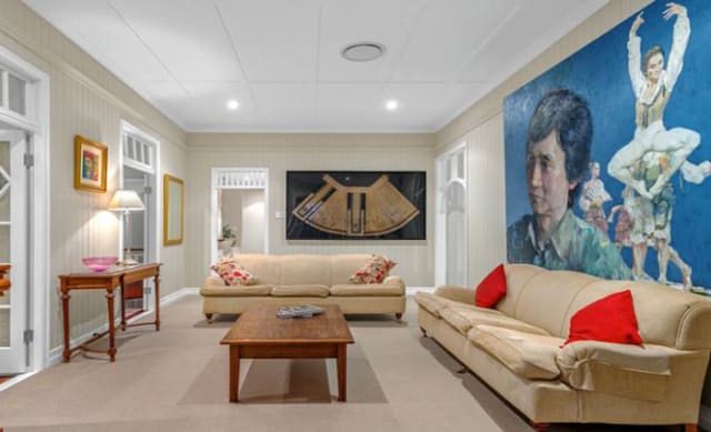 Professional ballet dancer Li Cunxin sells in Ascot