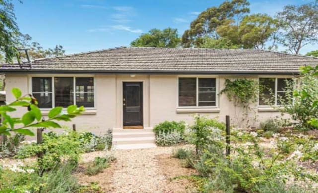 Actor Linda Cropper sells in Southern Highlands