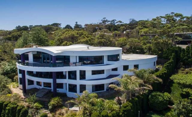 Five bedroom Mornington trophy listed