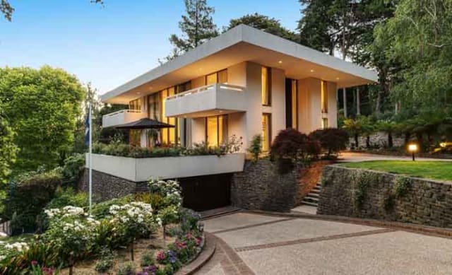 Stirling SA trophy home Villa D'Este listed