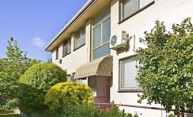 One bedroom Glen Huntly apartment sold for $260,000