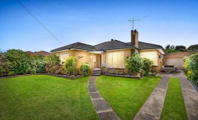 Over 1000 Melbourne weekend auctions with Bentleigh East the busiest