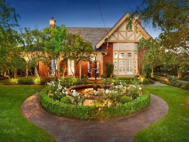 Gowrie, Moonee Ponds trophy home listed