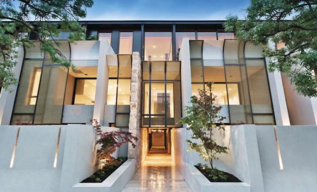 Battle between estate agents Oliver Booth and Marcus Chiminello goes public over $140,000 Toorak penthouse commission
