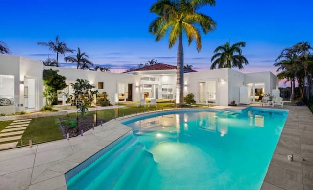 Andrew Winter gets third agent and sets auction for redundant Sanctuary Cove home