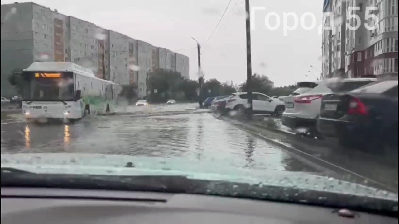 Город омск затопило. Ливень в Омске 28 июля. Омск потоп. Омск подтопление. Омск затопление.