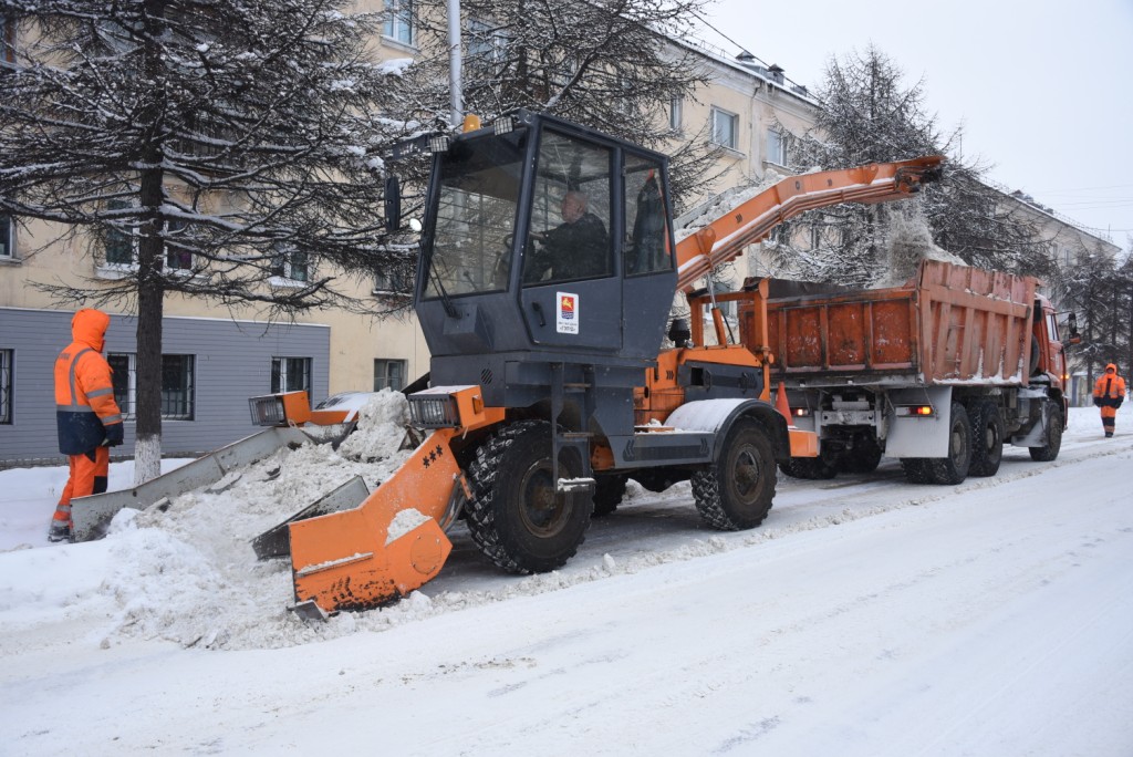 Снегоуборщик сургут. Снегоуборочная машина городская. Коммунальная снегоуборочная техника. Снегоуборочная машина на улице. Снегоуборочная машина ЖКХ.